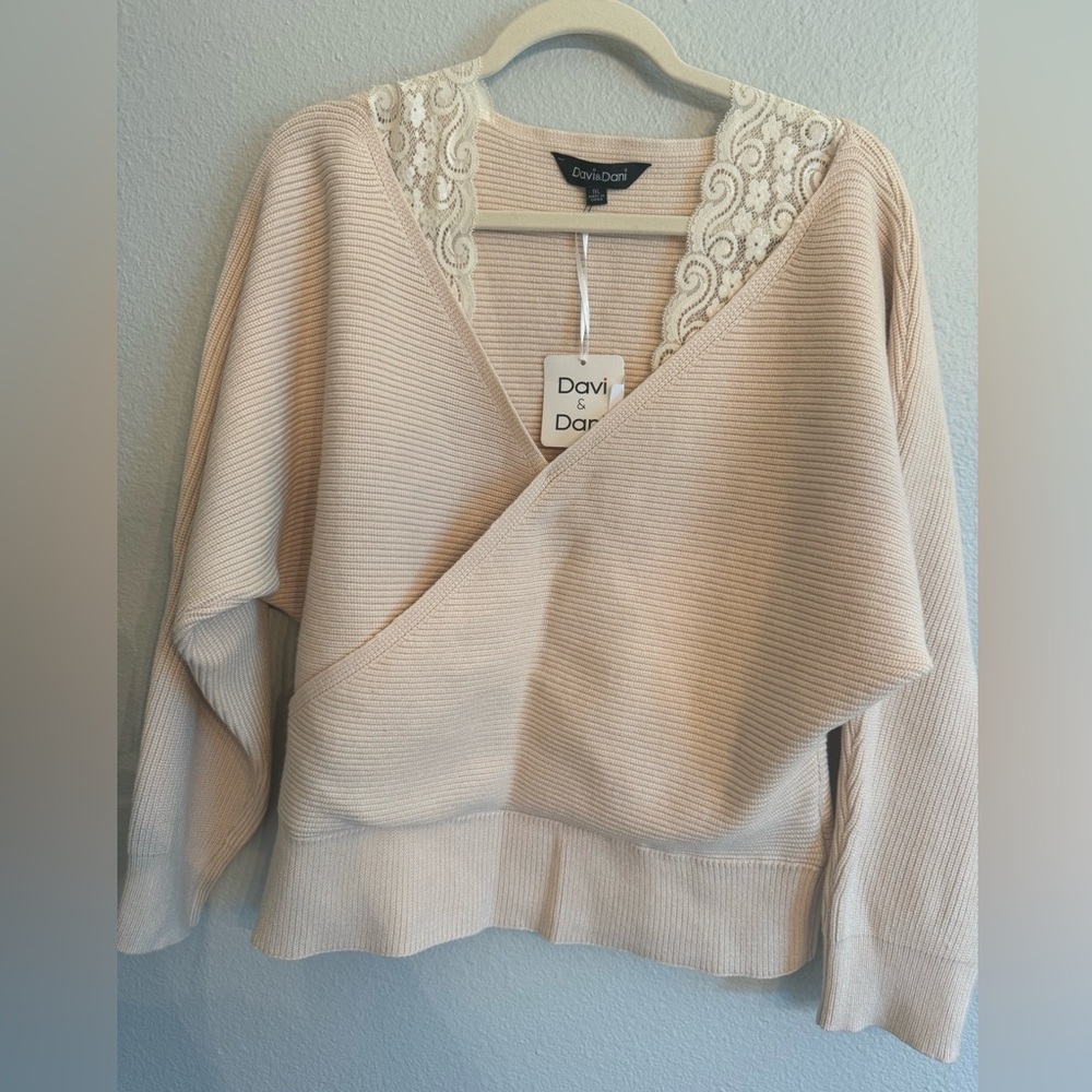 Davi & Dani Cream V-Neck Sweater with Lace Trim Size  1 Xlg
